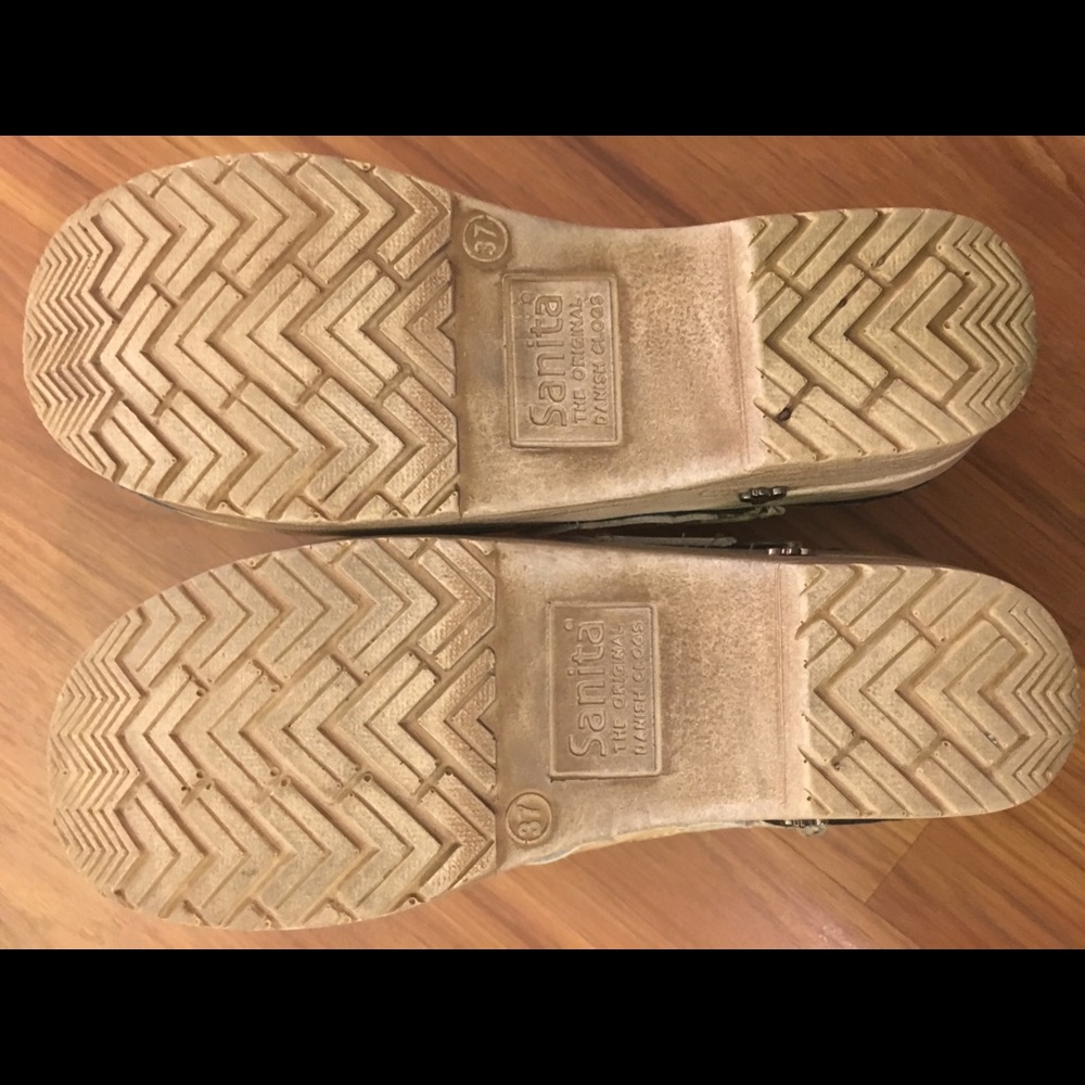 Sanita clogs in like new condition!